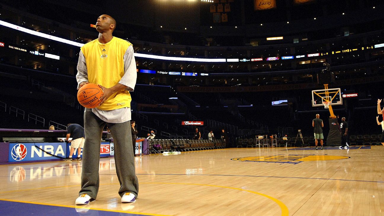 Kobe Bryant practicing at Staples Center